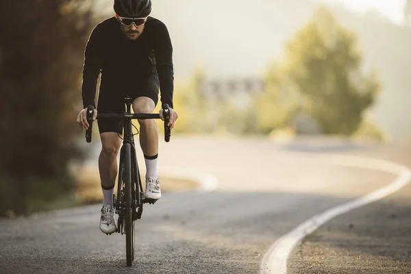 Профессиональный Дорожный Велогонщик Действии Велосипеды Закате — стоковое фото