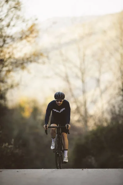 Профессиональный Дорожный Велогонщик Действии Велосипеды Закате — стоковое фото