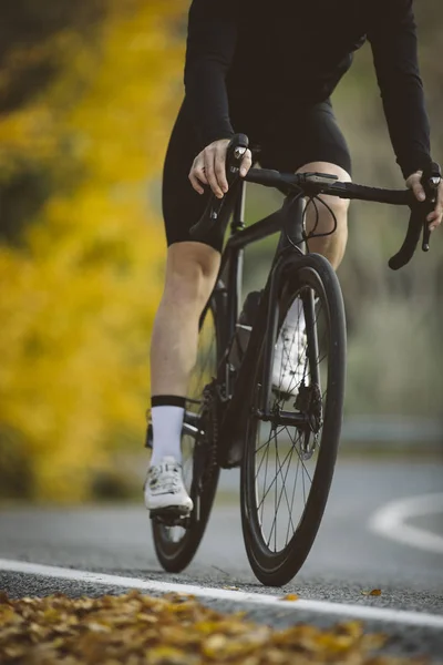 Wielrenner Actie Mannen Mountainbike Weg Fietsen Bij Zonsondergang — Stockfoto