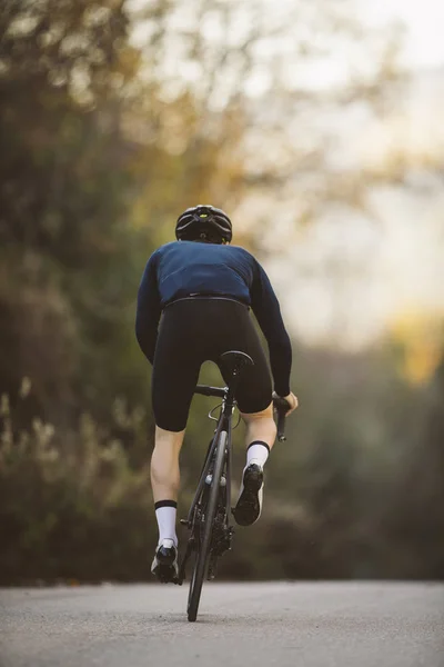 Tiro Lateral Ciclista Profissional Magro Subindo Uma Montanha — Fotografia de Stock
