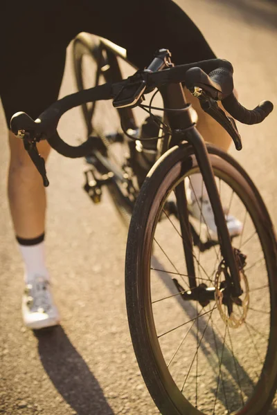 Carretera Profesional Ciclista Posando Bicicleta Montaña Para Hombre Atardecer — Foto de Stock