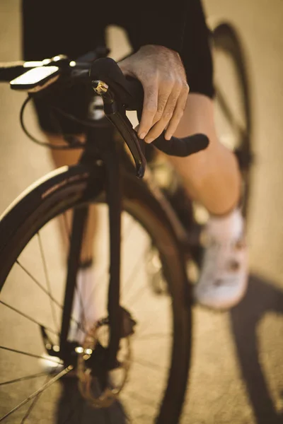 Carretera Profesional Ciclista Posando Bicicleta Montaña Para Hombre Atardecer Imagen de stock