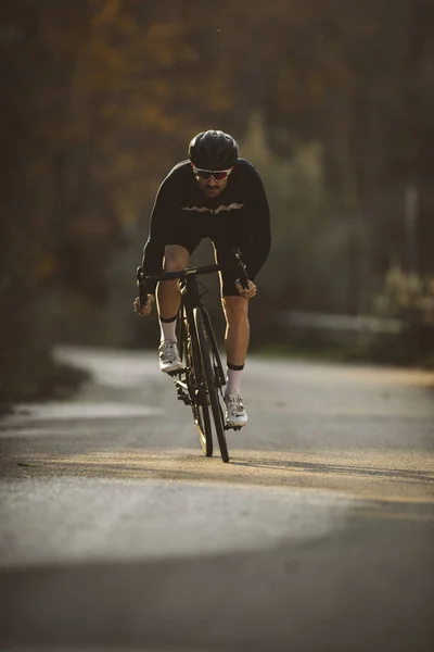 Profesional Ciclista Carretera Acción Bicicleta Montaña Para Hombre Atardecer Fotos de stock