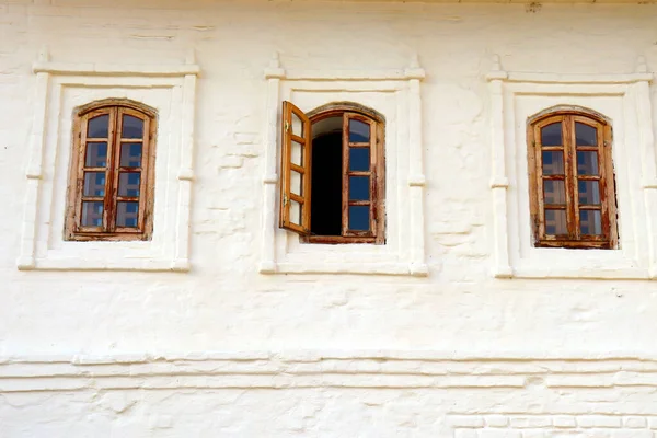 러시아의 낡은 세 개의 창문 — 스톡 사진