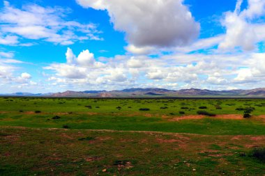 Moğolistan bozkırları, sonsuz otlakların güzel bulutların altında, mavi sinsi bir şekilde.