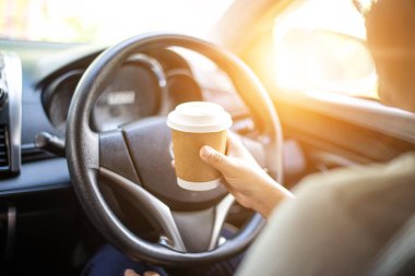 El tutan sıcak kahve fincan götürmek