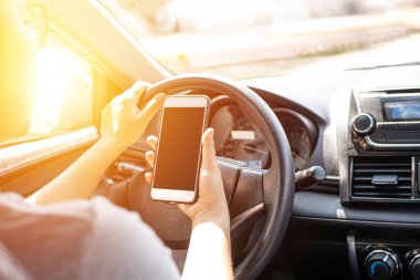 Kadınlar direksiyonu zorlamak için ellerini kullanarak sürüş