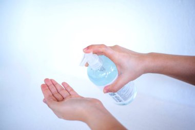 El pompası dezenfektan uygulanıyor.