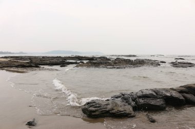 Goa 'nın Arap denizinde dalgalar ve kayalar