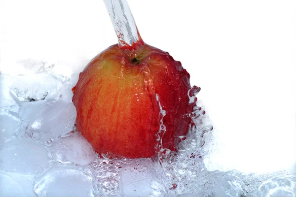 Roter Reifer Apfel Von Reicher Farbe Mit Blauen Eiswürfeln Unter — Stockfoto