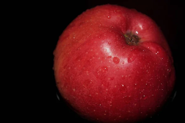 Ett Rikt Rött Äpple Äppelhuden Täckt Med Vattendroppar Närbild Foto — Stockfoto