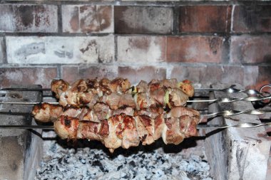 Tuğla kızartma makinesinde kızartılmış et parçaları.