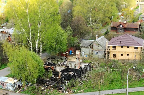 Troskách Hořícího Domu Černá Zuhelnatělá Polena Cihlový Komín Požáru — Stock fotografie