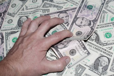 Avuç içi Amerikan dolarlarını kaplıyor ve onları parmaklarınızla yakalıyorsunuz.