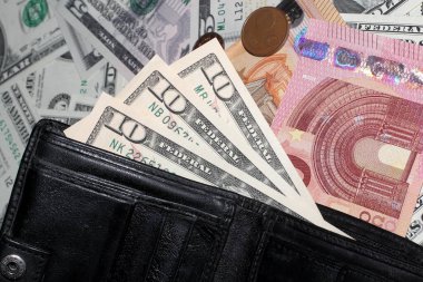 Cüzdanından Amerikan doları çıkıyor.