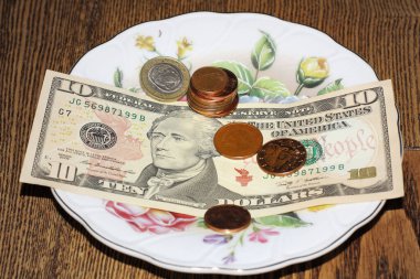 Amerikan doları ve sentleri beyaz tabakta.