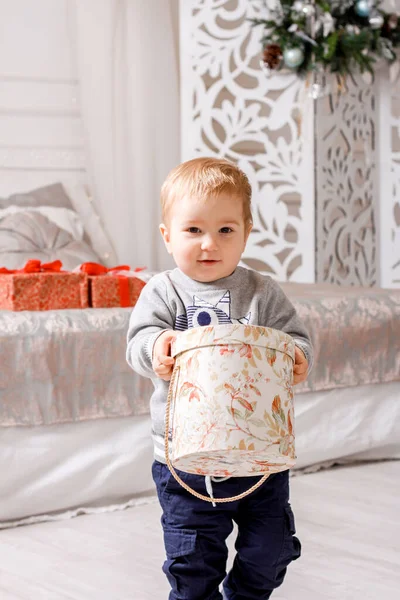 Menino Pequeno Está Carregando Uma Grande Caixa Presente Com Presentes — Fotografia de Stock