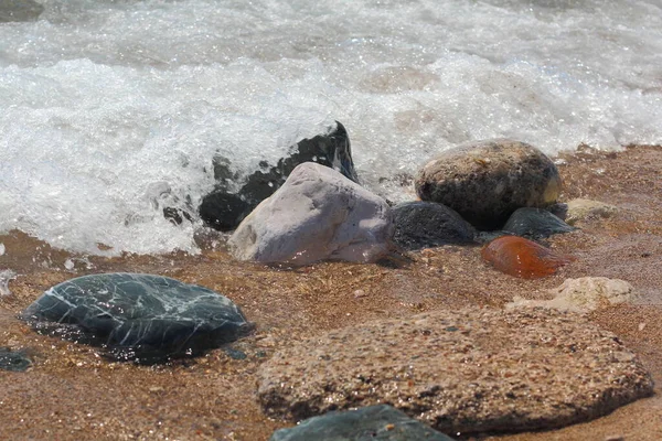 Onde Del Mare Corrono Fino Alla Riva Battono Contro Rocce — Foto Stock