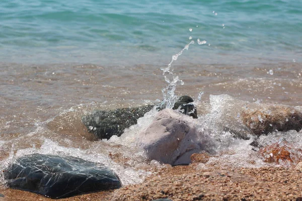 Onde Del Mare Corrono Fino Alla Riva Battono Contro Rocce — Foto Stock