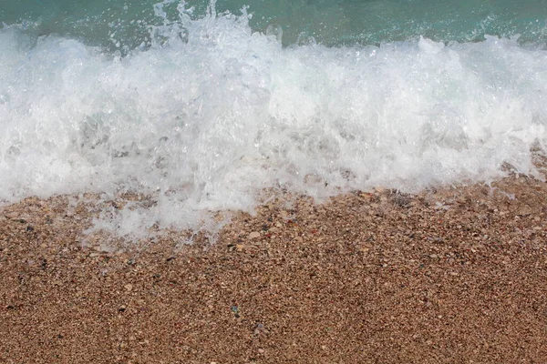 Onda Mare Dalla Cresta Bianca Corre Schianta Sulla Spiaggia Sabbiosa — Foto Stock