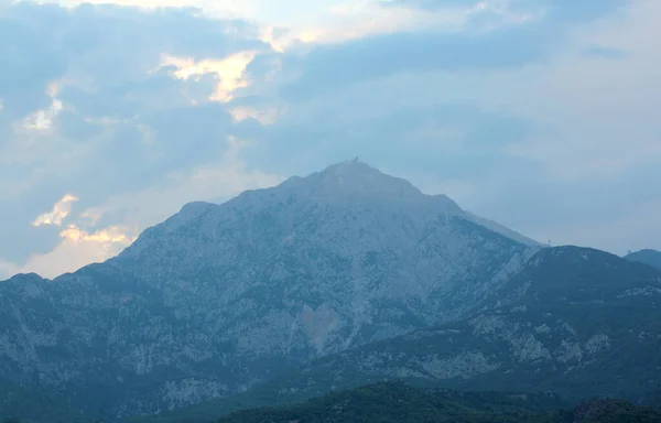 Silhouette Une Montagne Contre Ciel Sombre Photo Avec Fond Flou — Photo