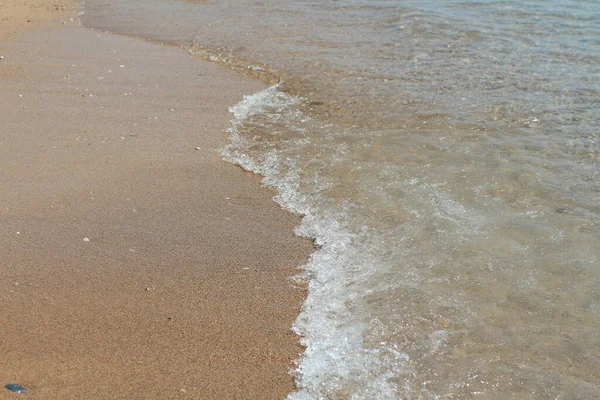 Dolce Surf Mare Corre Sulla Spiaggia Sabbia Spiaggia Sfondo Foto — Foto Stock