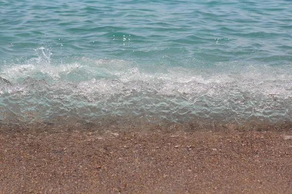 白いクレストの海の波が走り 砂浜でクラッシュします 波背景写真 — ストック写真