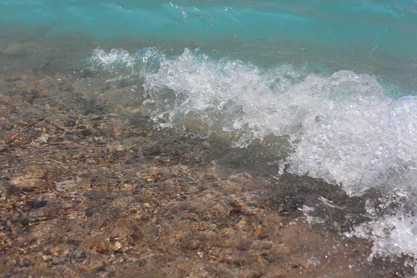 Onda Mare Dalla Cresta Bianca Corre Schianta Sulla Spiaggia Sabbiosa — Foto Stock