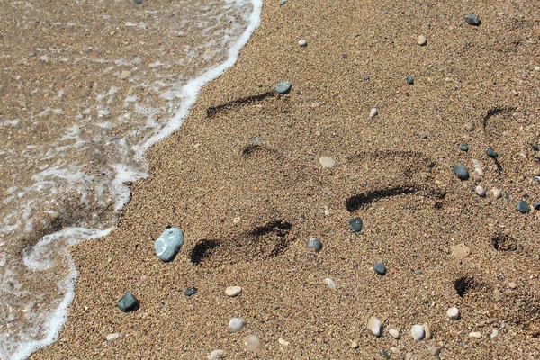 Πατημασιές Στην Υγρή Άμμο Μιας Αμμώδους Παραλίας Κοντά Στην Άκρη — Φωτογραφία Αρχείου