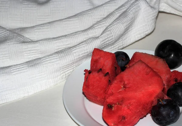Slices Bright Red Ripe Watermelon Plum White Plate Photo White — Stock Photo, Image