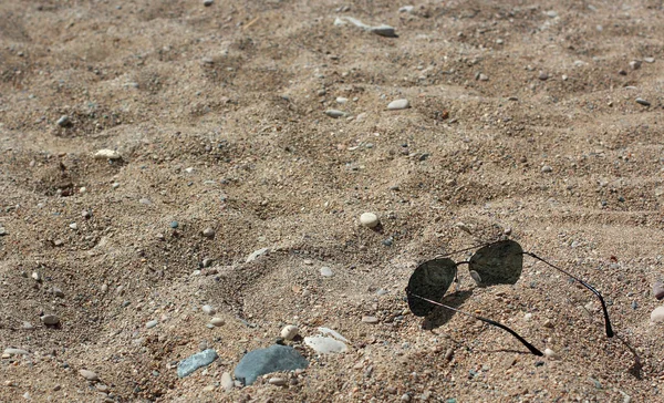 Óculos Sol Deitados Areia — Fotografia de Stock