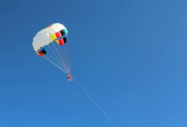 Recreação Ativa Parasailing Paraquedas Com Pára Quedas Fundo Céu Azul — Fotografia de Stock