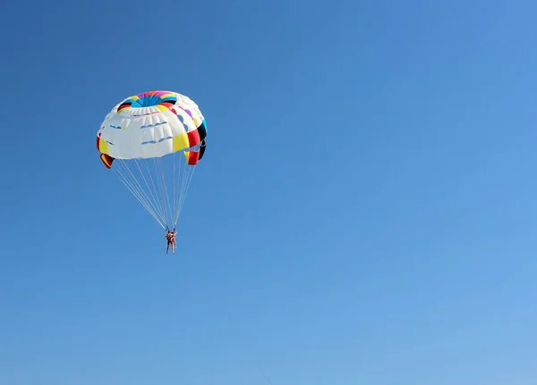 Ricreazione Attiva Parasailing Paracadute Con Paracadutista Sullo Sfondo Cielo Nuvoloso — Foto Stock
