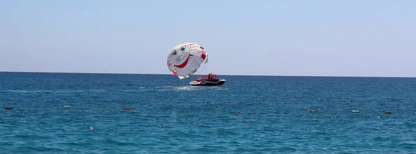 Skydiving Boat Parasailing Blue Water Sea Blue Sky — Stock Photo, Image