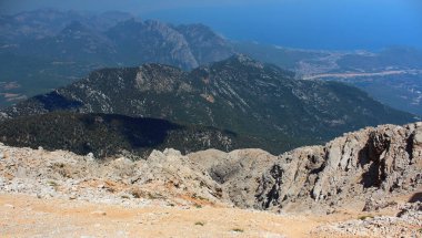 Kayalık yamaçlı dağ manzarası