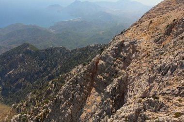 Kayalık yamaçlı dağ manzarası