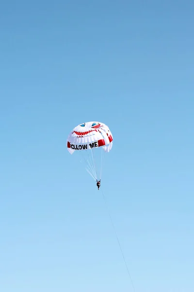 Aktywny Wypoczynek Parasailingu Spadochron Spadochroniarzem Tle Jasnoniebieskiego Bezchmurnego Nieba — Zdjęcie stockowe