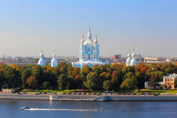 俄罗斯圣彼得堡秋季全景 斯摩尼主教座堂和涅瓦河堤岸的俯瞰 — 图库照片