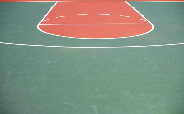 Landschaftsaufnahme eines leeren Basketballfeldes — Stockfoto