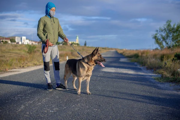 Junge mit Maske geht mit Hund spazieren — Stockfoto