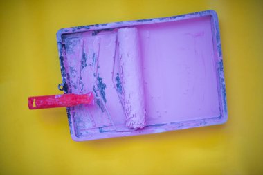 Sarı arka planda tepside Pastel renkli boya