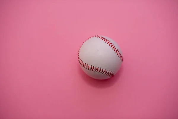 Béisbol aislado sobre fondo rosa con amplio espacio de copia . —  Fotos de Stock