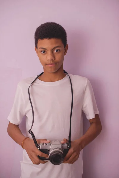 Portrait d'adolescent avec caméra debout contre le mur — Photo