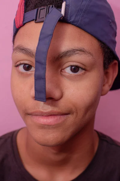 Retrato vertical de adolescente com boné ligado para trás — Fotografia de Stock