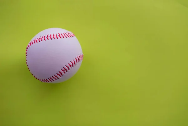Béisbol aislado sobre fondo verde lima —  Fotos de Stock