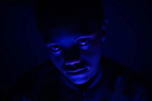 Zblízka portrét teenagera v tmavé místnosti — Stock fotografie