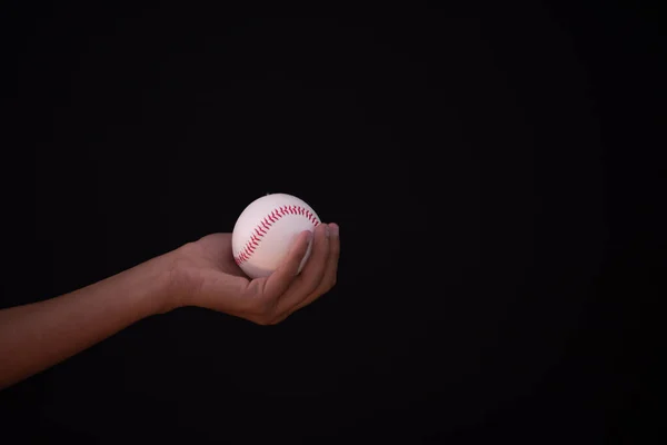 Primer plano de béisbol en la mano sobre fondo oscuro —  Fotos de Stock