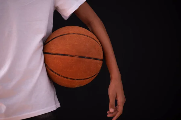 Nahaufnahme eines kleinen Jungen, der Basketball unter dem Arm hält — Stockfoto