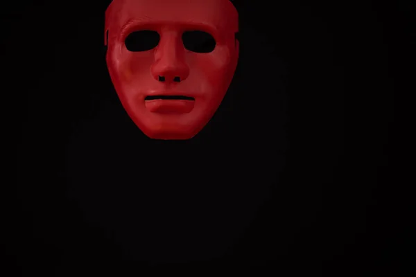 Schaurig aussehende Maske vor schwarzem Hintergrund — Stockfoto