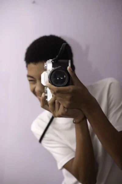 Tiro vertical de adolescente tomando una fotografía — Foto de Stock